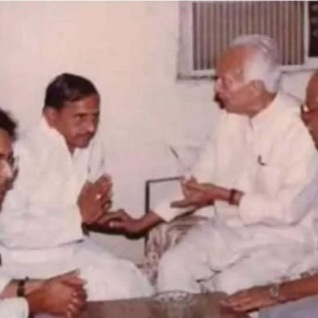 मुख्यमंत्री मुलायम सिंह यादव के साथ